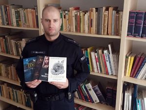 Policjant z rybnickiej komendy, prezentuje swoje powieści w Bibliotece.