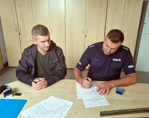 Zastępca Naczelnika Wydziału Prewencji podpisuje umowę przekazania broni do Muzeum w Pszczynie.