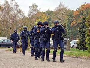 Policjanci podczas ćwiczeń dowódczo - sztabowych na Lotnisku w Rybniku.