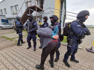 Policjanci podczas zatrzymania mężczyzny, który wtargnął na teren lotniska w Rybniku.