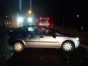 Uszkodzony samochód osobowy, którego kierujący prawdopodobnie zasnął za kierownicą.
