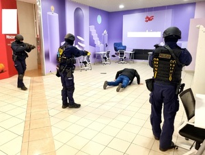 Grupa zadaniowa policjantów z Rybnika zatrzymuje agresywnego podejrzewanego w galerii.