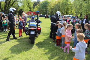 Policjanci prezentują dzieciom policyjne motocykle.