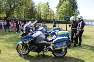 Policyjni motocykliści prezentują dzieciom sprzęt policyjny.
