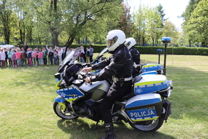 Policyjni motocykliści na spotkaniu z dziećmi w Fundacji Elektrowni Rybnik.