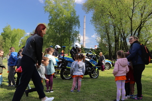 Spotkanie plenerowa dzieci z policjantami.