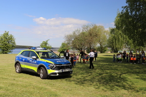 Spotkanie policjantów z dziećmi w Rybniku. Prezentacja radiowozu.