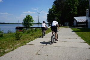Policjanci na rowerach patrolują rejon Zalewu Rybnickiego.