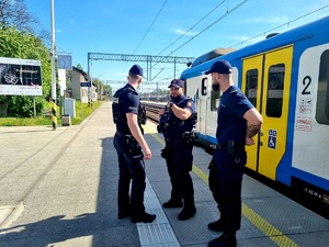 Na zdjęciu dworzec kolejowy, w tle pociąg oraz mundurowi podczas kontroli rejonu.