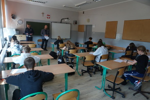 Na zdjęciu uczniowie piszą test wiedzy. Etap Rejonowy Ogólnopolskiego Turnieju Bezpieczeństwa w Ruchu Drogowym w Rybniku.