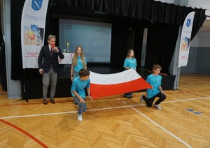 Na zdjęciu uczniowie trzymają flagę Polski.