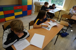 Na zdjęciu uczniowie piszą test wiedzy.
