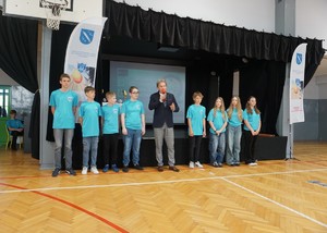 Na zdjęciu uczniowie szkoły oraz pan dyrektor podczas Etapu Rejonowego Ogólnopolskiego Turnieju Bezpieczeństwa w Ruchu Drogowym w Rybniku.