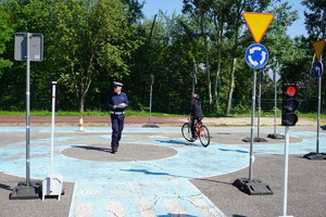Na zdjęciu Etap Rejonowy Ogólnopolskiego Turnieju Bezpieczeństwa w Ruchu Drogowym w Rybniku - test praktyczny jazdy na rowerze.