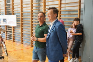 Na zdjęciu nauczyciele szkoły oraz Wizytator Kuratorium Oświaty w Katowicach Delegatury w Rybniku.