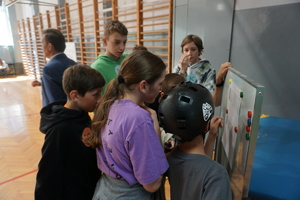 Na zdjęciu uczniowie oglądają wyniki konkursu.