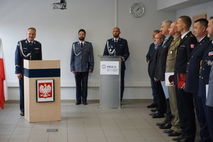 Na zdjęciu uroczyste wprowadzenie nowego komendanta w Rybniku. Trwa przemówienie Pierwszego Zastępcy Komendanta Wojewódzkiego Policji w Katowicach.