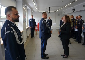 Na zdjęciu inspektor Arkadiusz Więcek przyjmuje gratulacje od zaproszonych gości.