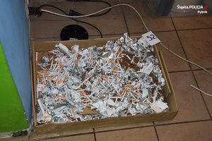 Papierosy i tytoń leżące w kartonie