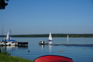 Na zdjęciu Zalew Rybnicki i policyjna łódź wodna.
