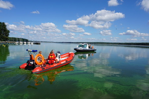 Na zdjęciu Zalew Rybnicki. Policyjna łódź oraz łódź Wodnego Ochotniczego Pogotowia Ratunkowego.