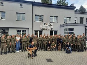 Na zdjęciu uczniowie z klasy mundurowej wraz z policjantami.