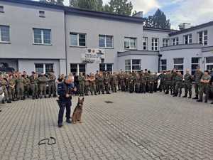 Na zdjęciu uczniowie z klasy mundurowej podczas prelekcji z policjantami.