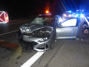 Na zdjęciu uszkodzony samochód osobowy. Miejsce wypadku śmiertelnego na autostradzie w Szczejkowicach.