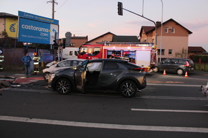 Na zdjęciu uszkodzone samochody osobowe.