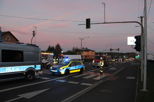 Na zdjęciu służby prowadzą czynności na miejscu wypadku drogowego.