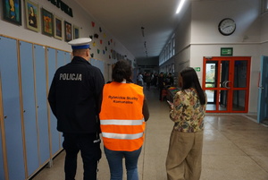 Na zdjęciu policjant ruchu drogowego, pracownica Rybnickich Służb Komunalnych oraz nauczycielka szkoły.