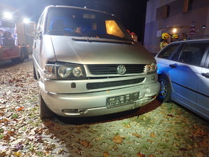 Na zdjęciu uszkodzony samochód - Volkswagen Caravelle.