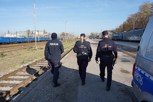 Na zdjęciu umundurowany policjant oraz funkcjonariusze Straży Ochrony Kolei.