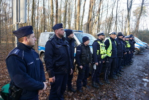 Na zdjęciu policjanci rybnickiej komendy podczas odprawy do służby.