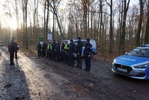 Na zdjęciu policjanci z rybnickiej komendy podczas ćwiczeń sztabowych w lesie, w Rybniku.