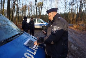 Na zdjęciu dowódca zabezpieczenia ćwiczeń sztabowych ogląda trasę poszukiwań.