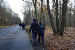 Na zdjęciu policjanci podczas ćwiczeń sztabowych poszukują zaginionego.