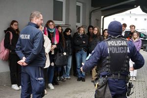 Na zdjęciu przewodnik psa służbowego opowiada o specyfice swojej pracy.