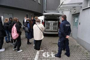 Na zdjęciu policjant opowiada młodzieży z Raciborza o swojej służbie z czworonogiem.