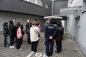 Na zdjęciu policjant opowiada młodzieży z Raciborza o swojej służbie z czworonogiem.