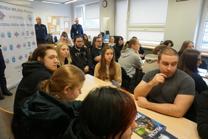 Na zdjęciu studenci z Raciborza dowiadują się o służbie w Policji.