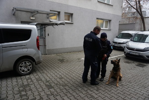 Na zdjęciu policjanci i policyjny pies podczas prezentacji dla studentów.