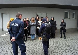 Na zdjęciu studenci i umundurowani policjanci.