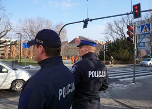 Na zdjęciu umundurowani policjanci podczas działań &quot;Bezpieczny Pieszy&quot;.