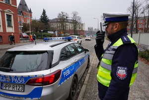 Na zdjęciu policjant ruchu drogowego podczas działań.