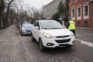 Na zdjęciu policjanci podczas kontroli drogowej.