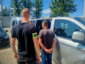 Na zdjęciu zatrzymany obywatel Ukrainy oraz funkcjonariusze Straży Granicznej.