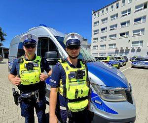 Na zdjęciu policjanci z rybnickiej drogówki, którzy pomogli kobiecie, kierującej osobówką.