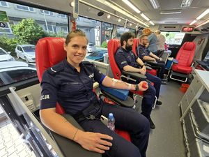 Na zdjęciu policjantka oddająca krew.
