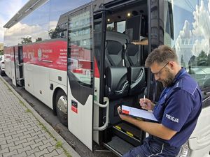 Na zdjęciu policjant wypełniające ankietę.